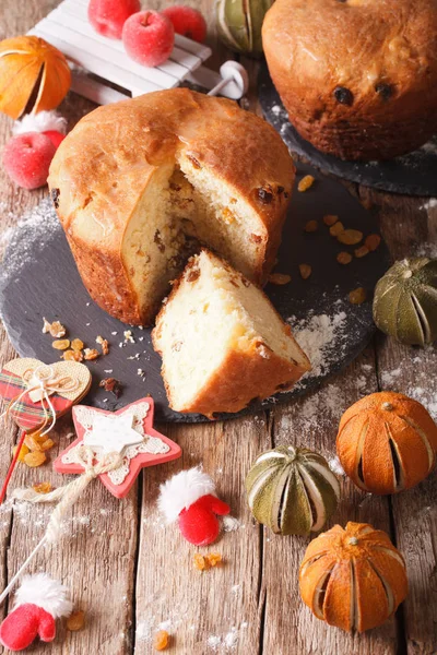 Ovocný chléb panettone a vánoční dekorace detail. Vertica — Stock fotografie