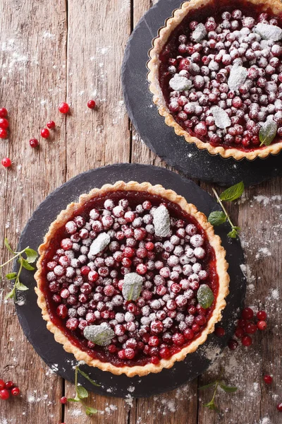 Cranberry tart with jam, powdered sugar and mint close-up. Verti — Stock Photo, Image