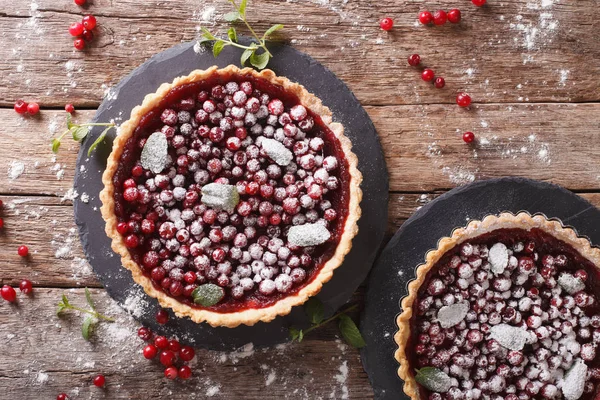 reçel, pudra şekeri ve nane yakın çekim ile kızılcık tart. Yatay