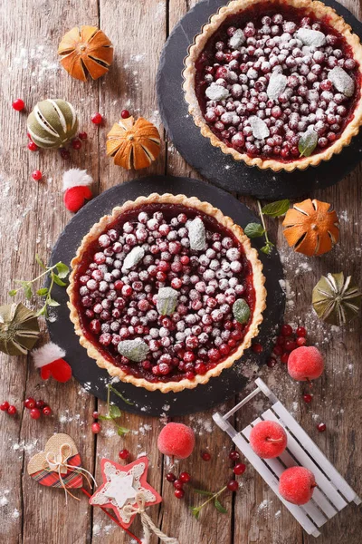 Christmas cranberry pie with icing sugar and festive decoration — Stock Photo, Image