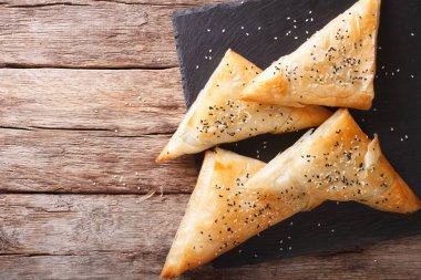 Lezzetli börek filo pasta tavuk, ıspanak ve peynir ile kapatmak-