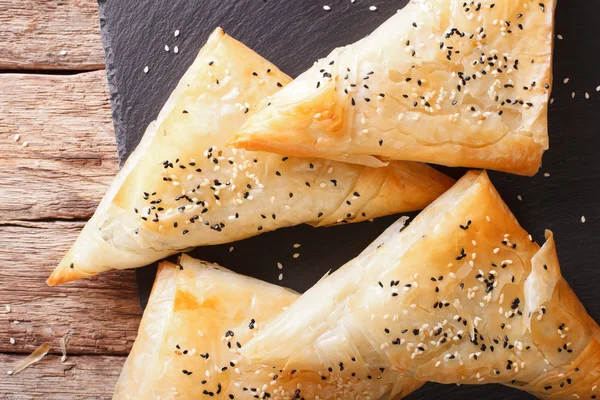 Triángulos de pasta de filo rellenos de pollo, espinacas y che —  Fotos de Stock