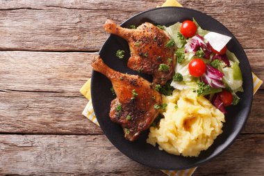 patates püresi ve taze salata closeup ile kızarmış ördek bacak. h