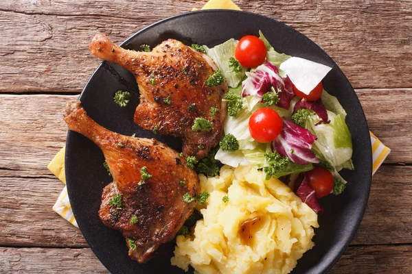 Roasted duck leg with mashed potatoes side dishes and fresh sala — Stock Photo, Image