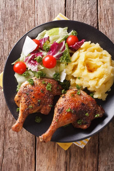 Roasted duck leg with mashed potatoes side dishes and fresh sala — Stock Photo, Image