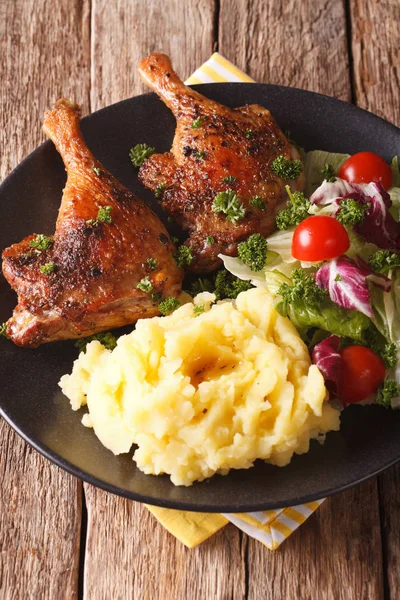 Roasted duck leg with mashed potatoes garnish and salad mix clos — Stock Photo, Image