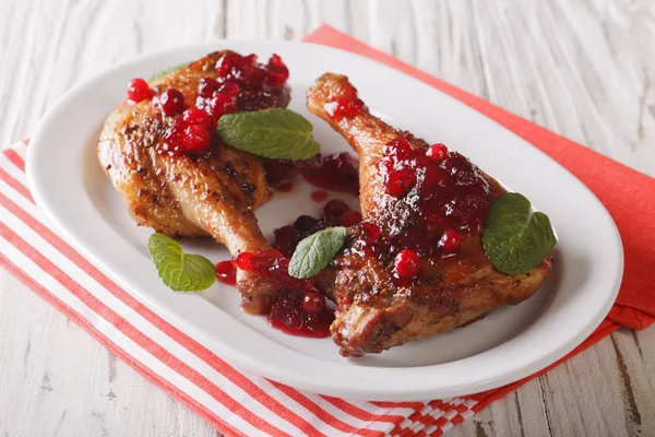 Delicious panggang bebek kaki dengan saus cranberry dan mint closeup . — Stok Foto