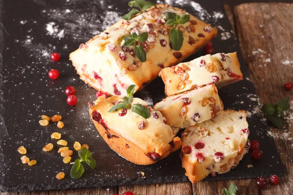 Traditionele groenten taart met cranberries en rozijnen close-up. Ho — Stockfoto