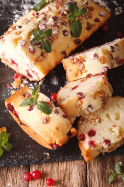 Kızılcık ve kuru üzüm yakın çekim ile geleneksel meyve pasta. ve