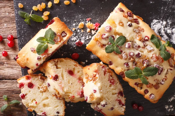 Traditionele groenten taart met cranberries en rozijnen close-up. Ho — Stockfoto