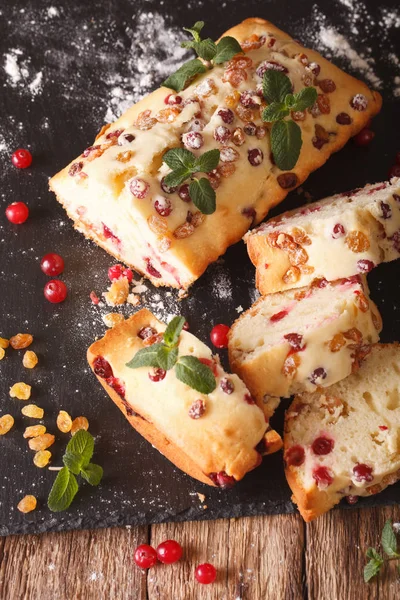 Gesneden van de cake van het fruit met cranberries en rozijnen ingericht met mi — Stockfoto