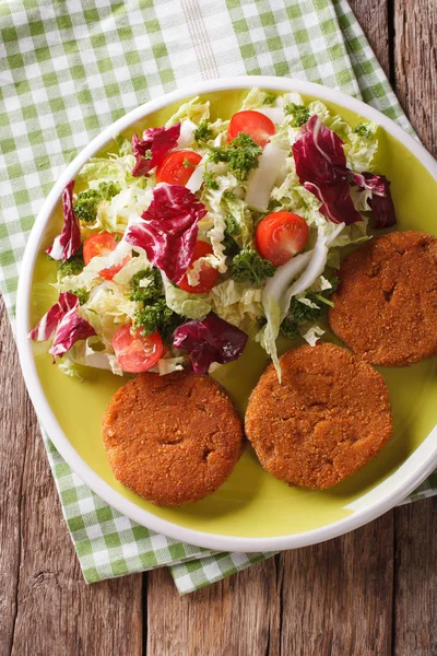 Hambúrgueres de cenoura dietéticos e mistura de salada fresca close-up. vertical para — Fotografia de Stock