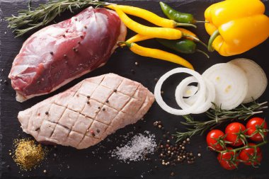 Taze çiğ ördek fileto tablosundaki maddeler yakın çekim ile. Ho