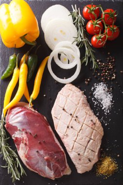 Taze çiğ ördek fileto tablosundaki maddeler yakın çekim ile. ve