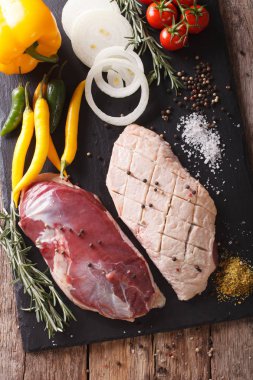 Yemek pişirmek için ham hazırlık ördek meme sebze ve göçmen