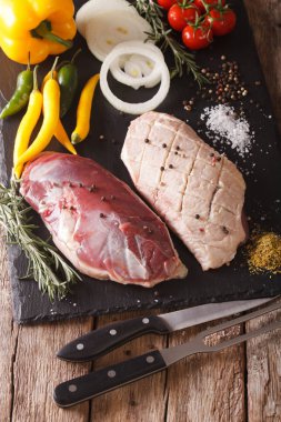 Yemek pişirmek için ham hazırlık ördek meme sebze ve göçmen