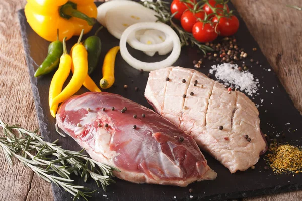 Filet de canard cru avec légumes et épices gros plan sur le ch — Photo