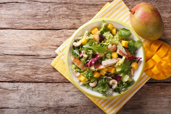 Vitamine salade met kipfilet, mango, rucola, sla, spin — Stockfoto