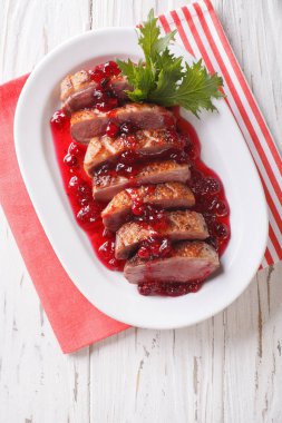 Festival yemek: fırında ördek göğsü ile kızılcık sosu yakın çekim. v