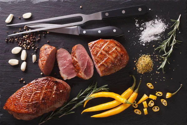 Filet de canard rôti aux herbes et épices gros plan sur un sanglier — Photo