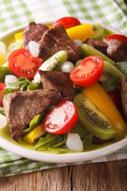 sığır eti, kivi, domates, biber ve roka c salata
