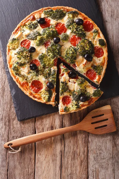 Torta salgada: Quiche fatiado com frango, brócolis, tomate e o — Fotografia de Stock