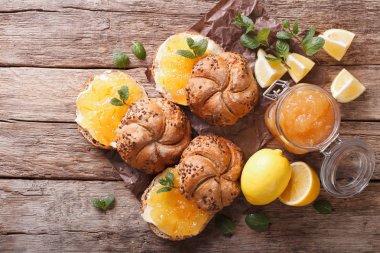 Limon marmelat ve tereyağı ile tatlı buns. Yatay Üstten Görünüm
