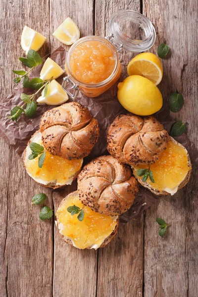 Bollos dulces con mermelada de limón y mantequilla. vista superior vertical —  Fotos de Stock