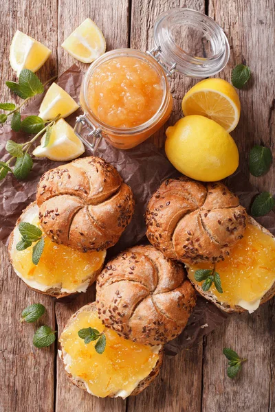 Sandwiches dulces con mermelada de limón y mantequilla de cerca. vertical a —  Fotos de Stock