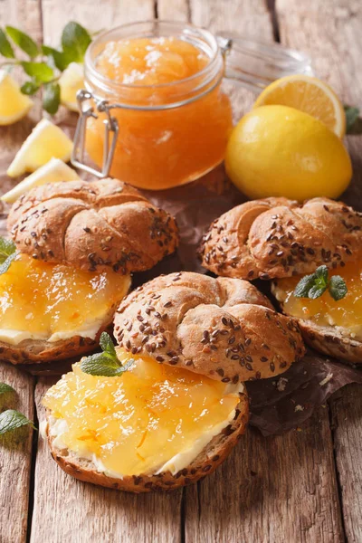 Сладкие сэндвичи с лимонным джемом, мятой и маслом крупным планом. verti — стоковое фото