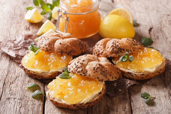 Söta smörgåsar med citron marmelad, mynta och smör närbild. — Stockfoto