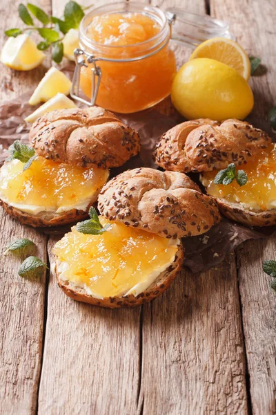 Bullar med citron sylt, mynta och smör närbild. vertikal, rustik — Stockfoto