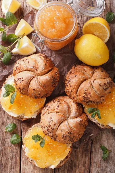 Buns com geléia de limão, hortelã e manteiga na mesa close-up. vert — Fotografia de Stock