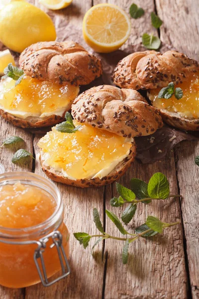 Zoete broodjes met citroen marmelade, mint en boter close-up. — Stockfoto