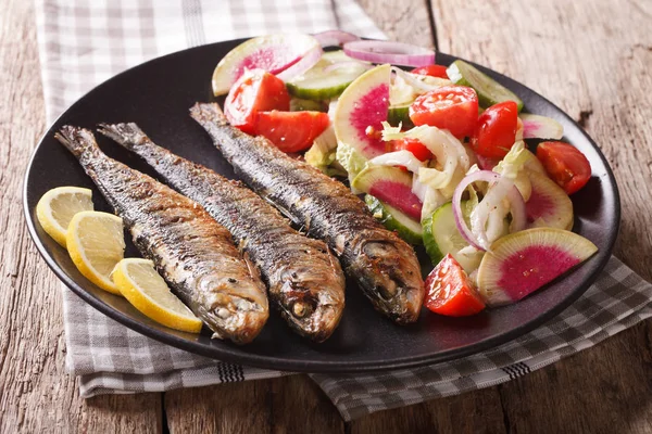 Mediterrane Küche: gegrillte Sardinen mit frischem Gemüsesalat — Stockfoto