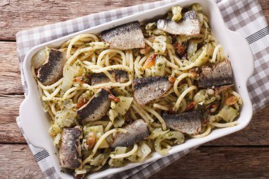 Spagetti sardalya, rezene, Kuru üzüm, fındık ve maydanoz ile kapatmak