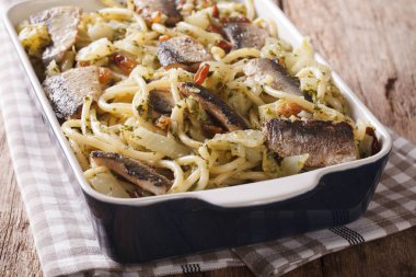 Spagetti sardalya, rezene, Kuru üzüm, fındık ve maydanoz ile kapatmak