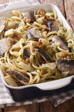 sardalya, rezene, Kuru üzüm ve çam fıstığı ve maydanoz c ile makarna