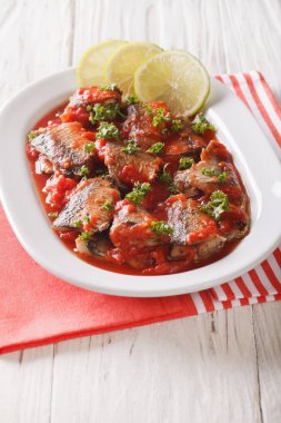 Maydanoz ve limon yakın çekim ile domates sosu haşlanmış sardalya 