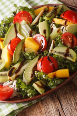 Mango, avokado, kivi, domates ve lettuc meyve sebze salatası