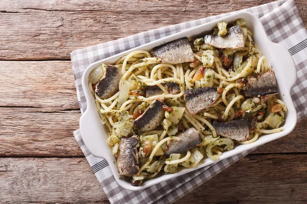 Итальянская кухня: макароны с сардинами, фенхелем, изюмом и кедровыми орехами — стоковое фото
