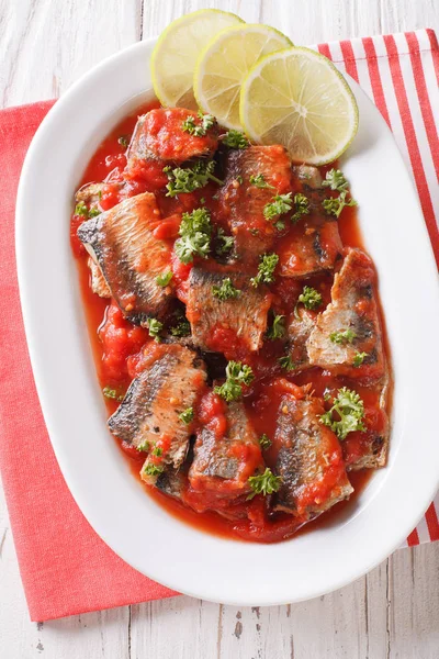 Kireç ve maydanoz yakın çekim ile domates sosu lezzetli sardalya. v