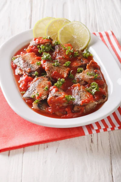 Maydanoz ve limon yakın çekim ile domates sosu haşlanmış sardalya 