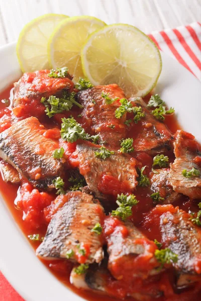 Kireç ve maydanoz yakın çekim ile domates sosu lezzetli sardalya. v