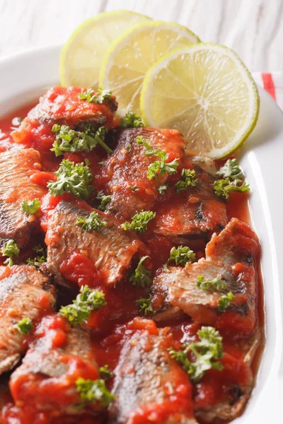 sardalya domates sosu, kireç ve maydanoz ile dekore edilmiş kapatmak-