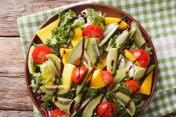 Sabrosa ensalada de mango, aguacate, kiwi, lechuga, tomate de cerca —  Fotos de Stock