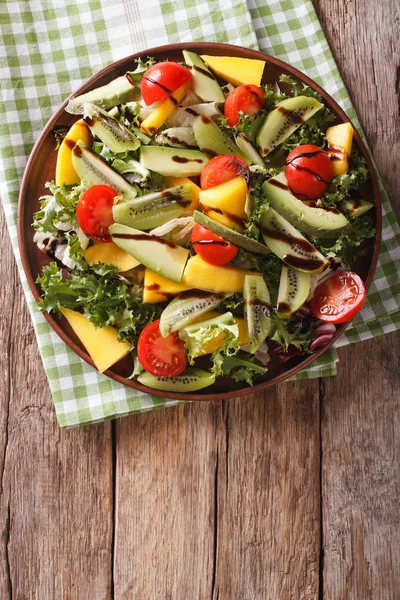 Salát z mango, avokádo, kiwi, hlávkový salát, rajče namořeno bals — Stock fotografie