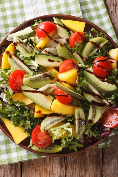 Plantaardige fruitsalade van mango, avocado, kiwi, tomaten en lettuc — Stockfoto