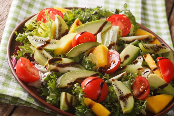 Gastronomische salade van avocado, kiwi, mango, sla, tomaat gekleed w — Stockfoto