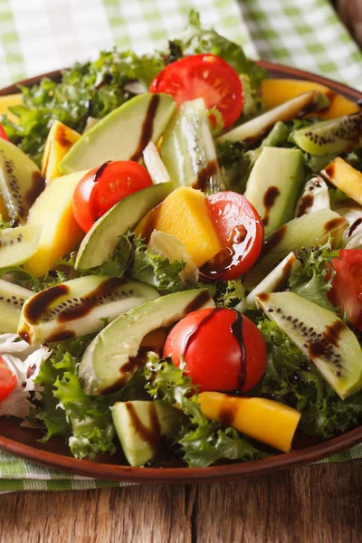 Ensalada fresca de mango, aguacate, kiwi, tomate y lechuga de cerca —  Fotos de Stock